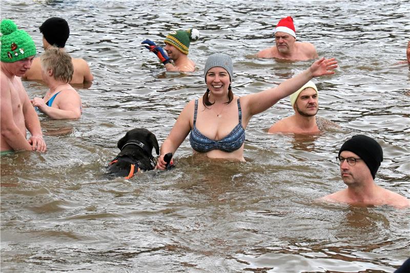 Kristin Mönner und Labrador Lucifer sind begeistert vom kalten Wasser. Foto: Hartmann
