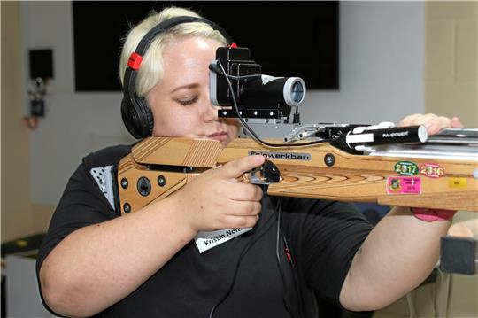 Kristin Nolte von der Schützengesellschaft Duderstadt probiert Blindenschießen aus – für sie als Sehende nicht einfach. Fotos: Knoke