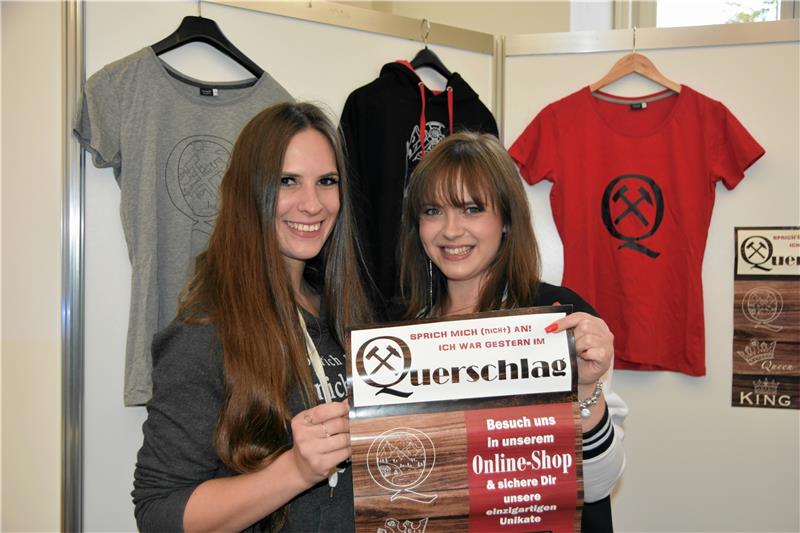 Kristin und Sabrina werben für die Uni-Kneipe „Querschlag“.  Foto: Guido Berg