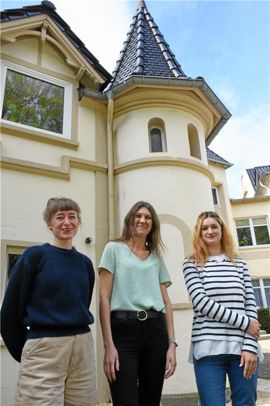 Kristine Sterzer (Mitte) kann sich über zwei neue Mitarbeiterinnen in der Reußstraße freuen. Mit Isabell Weiß (links) teilt sie sich die Beratungstätigkeit, Helena Kavaliauskas (rechts) stellt den Erstkontakt über das Telefon sicher. Foto: Kempfer