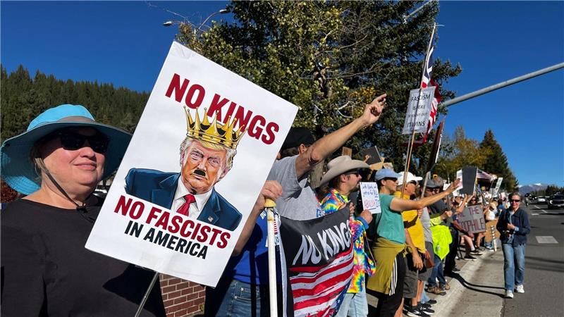 Trump nach Massenprotesten: „Ich bin kein König“ Kritiker werfen US-Präsident Donald Trump vor, zu viel Macht an sich zu reißen.