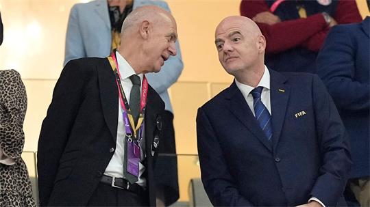 Kritische Töne: DFB-Präsident Bernd Neuendorf (l) hält Infantinos Investoren-Plan für keine gute Idee. (Archivbild)