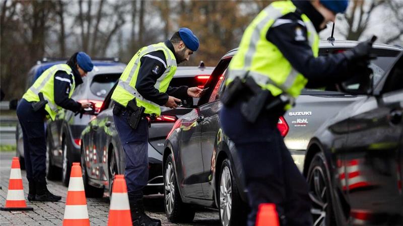 Migration: Niederlande verschärfen Grenzkontrollen Kritischer Blick in die Autos: Kontrollen an der niederländischen Grenze.