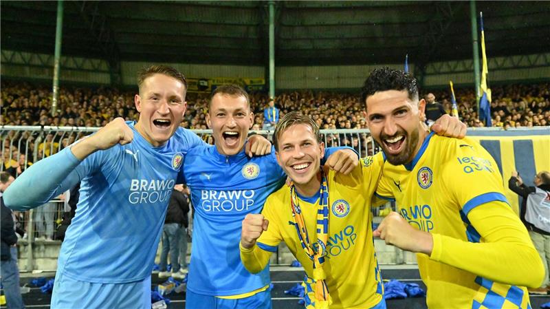Rundumschlag nach Relegation: Braunschweiger kritisiert Club Kritisiert den eigenen Verein: Braunschweigs Sven Köhler (2. v.l.), zusammen mit Ron-Thorben Hoffmann, Lino Tempelmann und Fabio Kaufmann nach der erfolgreichen Relegation gegen den 1. FC Saarbrücken.