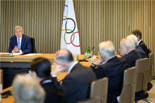 Kritisiert die Reaktionen zur IOC-Empfehlung: IOC-Präsident Thomas Bach (l).