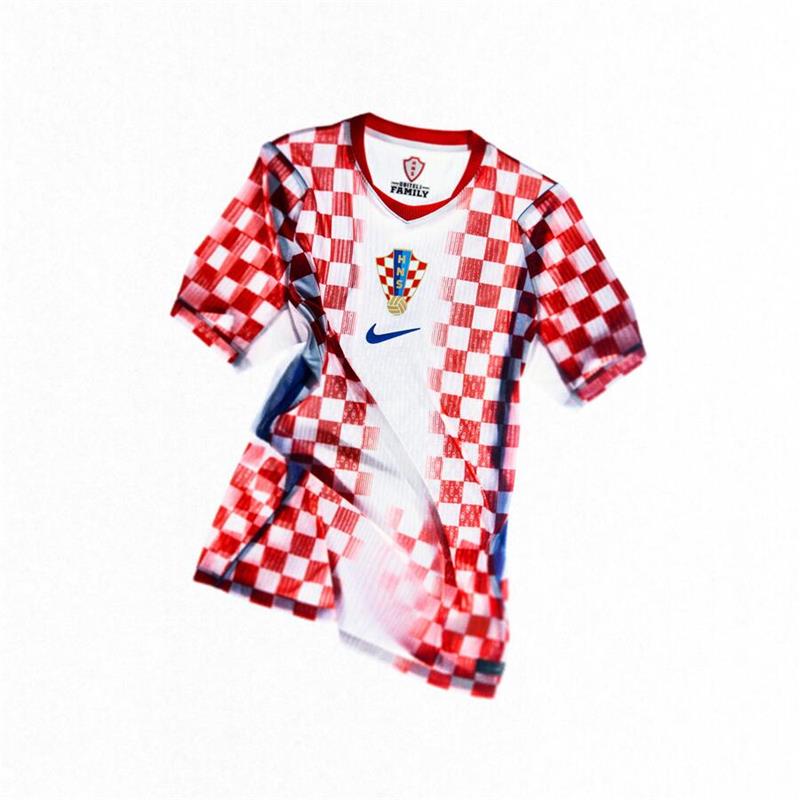 Das kroatische Trikot ist weiß mit dem klassischen rot-weißen Schachbrett-Muster und blauen Akzenten.