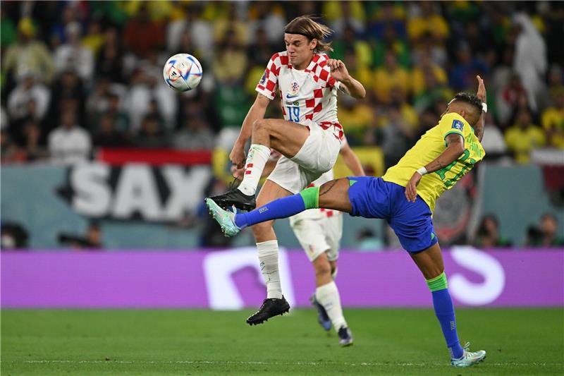 Neymar und Brasilien am Boden: Kroatien stoppt Seleção Kroatiens Borna Sosa (l) im Zweikampf mit Brasiliens Raphinha.