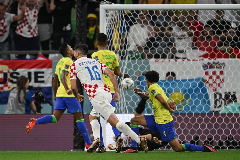 Neymar und Brasilien am Boden: Kroatien stoppt Seleção Kroatiens Bruno Petkovic (M) bejubelt sein Tor zum Ausgleich.