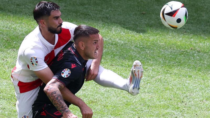 „Durch die Hölle gegangen“: Gjasula erlebt Höhen und Tiefen Kroatiens Bruno Petkovic (l) und Albaniens Rey Manaj im Zweikampf um den Ball.