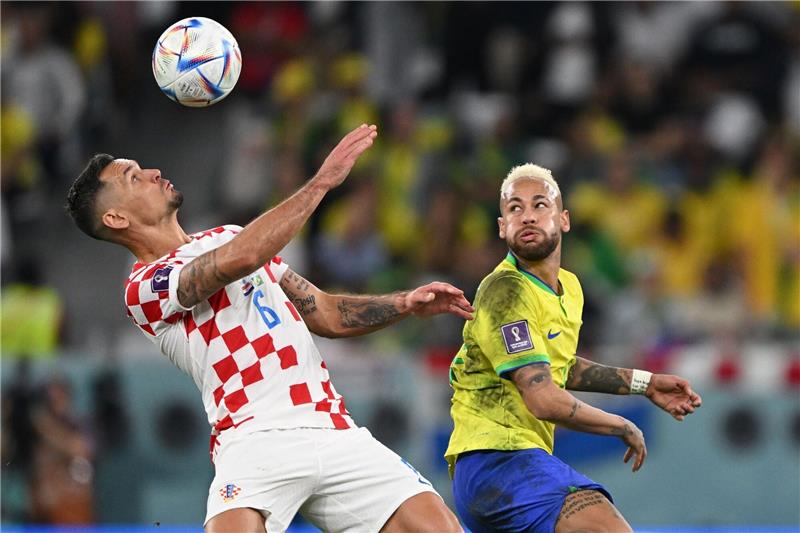 „Niemals aufgeben”: Kroatiens irre Serie bei Turnieren Kroatiens Dejan Lovren (l) spielt gegen Brasiliens Neymar.