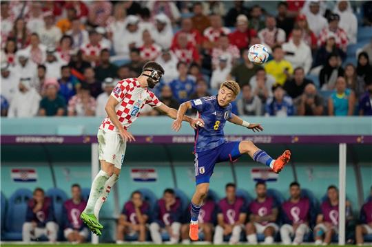 Kroatiens Josko Gvardiol (l) in Aktion mit Japans Ritsu Doan.