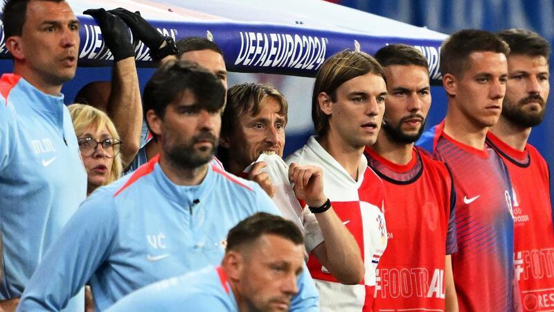 Italien weiter: Spätes Tor zerstört Modric‘ historischen Tag Kroatiens Luka Modric (M) und seine Teamkollegen schauen vom Spielfeldrand zu.
