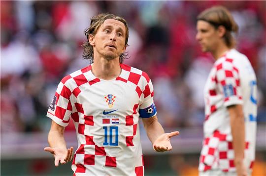 Kroatiens Luka Modric (l) ist mit dem Ergebnis gegen Marokko nicht zufrieden.