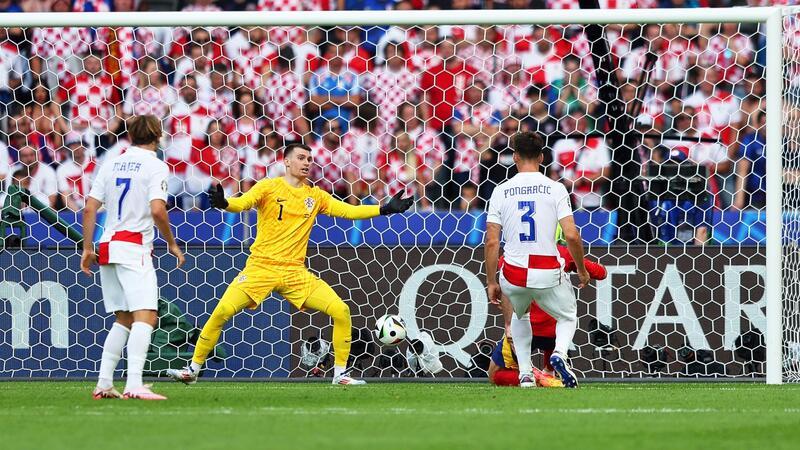 Mit „großer Lust“: Spanien feiert Traumstart gegen Kroatien Kroatiens Torhüter Dominik Livakovic (2.v.l) kann das 0:3 durch Spaniens Dani Carvajal (hinten r, verdeckt) nicht verhindern.