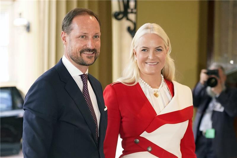 Haakon und Mette-Marit besuchen Deutschland Kronprinz Haakon (l) von Norwegen und Kronprinzesin Mette-Marit kommen nach Deutschland.