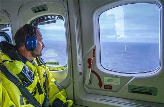 Kronprinz Haakon von Norwegen betrachtet den schwimmenden Offshore-Windpark von oben.