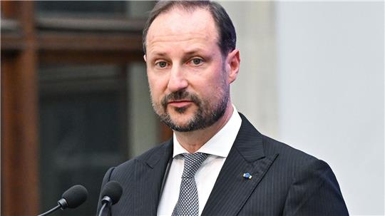 Kronprinz Haakon wird kommende Woche nicht beim Prozess gegen seinen Stiefsohn dabei sein. 