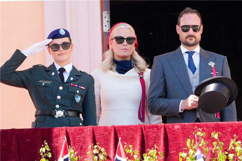 Prinzessin Ingrid Alexandra erstmals offiziell in Uniform Kronprinzessin Mette-Marit (M), Kronprinz Haakon (r) und Prinzessin Ingrid Alexandra begrüßen den Kinderzug vom Schlossbalkon.