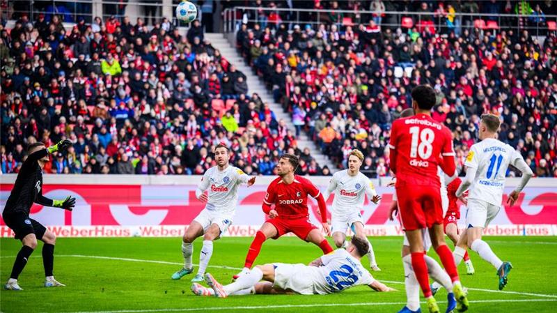 3:2 nach 3:0: Freiburg rettet Sieg gegen Kiel Krummes Ding: Kiels Nicolai Remberg (liegend) fälscht den Ball ins eigene Tor ab.