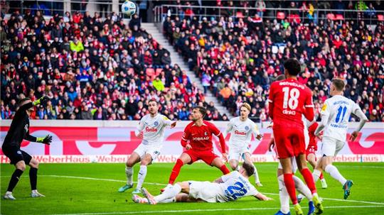 Krummes Ding: Kiels Nicolai Remberg (liegend) fälscht den Ball ins eigene Tor ab.