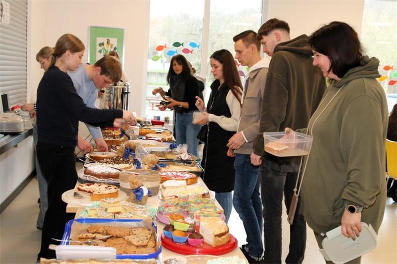 Hausarzt an Leukämie erkrankt: 300 Menschen lassen sich typisieren Kuchen für die Kaffeetafel vor Ort oder daheim. Die Schülerinnen und Schüler der Oberschule organsieren den Verkauf. Die Einnahmen gehen zu 100 Prozent als Spenden an die DKMS.
