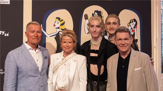 Ku‘damm-Musicalpremiere (v.l.): Wolfgang und Urte Schwerdtner nehmen Filip Sandte und dessen Freund Keanu Barlen mit nach Berlin und stellen sie Peter Plate vor.