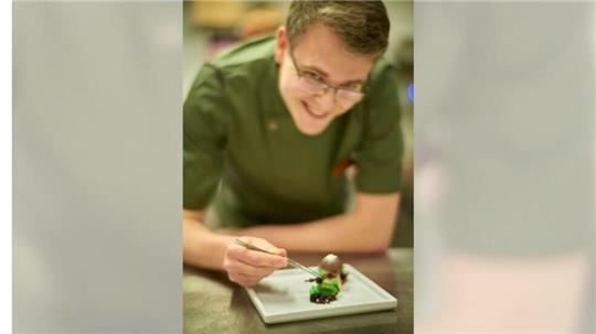 Küchenchef Eric Jadischke (32) wird vom Gault & Millau zudem als Vorreiter einer Generation beschrieben.
