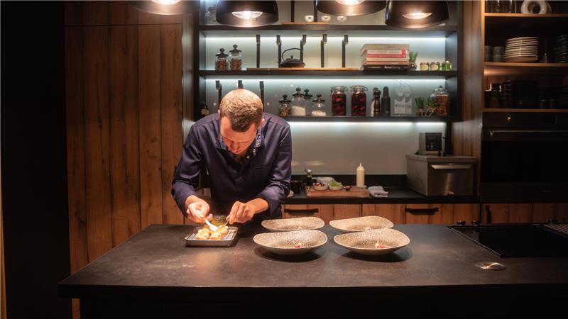 Küchenchef Ralph Hollokoi bereitet in „Joseph’s Fine Dining“ im Hotel „Romantischer Winkel“ einige Teller zu.