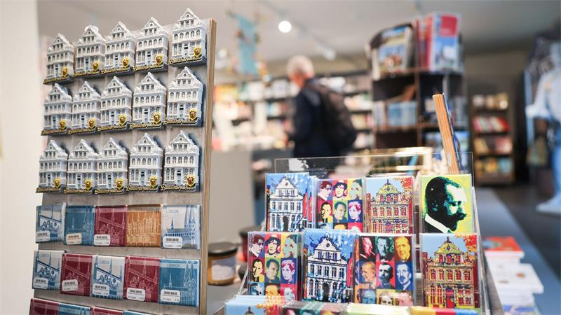 Kühlschrankmagneten und andere Souvenirs zum Buddenbrookhaus werden im Museumsshop „Buddenbrooks am Markt - Infocenter und Museumsshop“ in der Lübecker Altstadt angeboten.