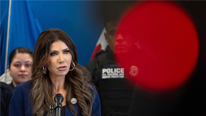 Kündigt die Entsendung Hunderter weiterer Bundesbeamter nach Minneapolis an - US-Heimatschutzministerin Kristi Noem. (Archivbild)