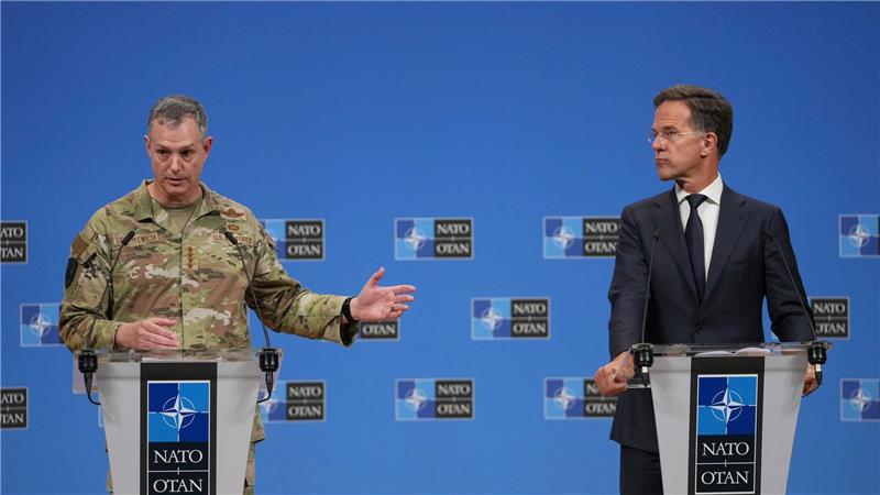 Nato reagiert mit Militäroperation auf russische Drohnen Kündigten eine neue Nato-Operation an: Generalsekretär Mark Rutte (r) und der Oberste Alliierte Befehlshaber Europa, General Alexus Grynkewich.