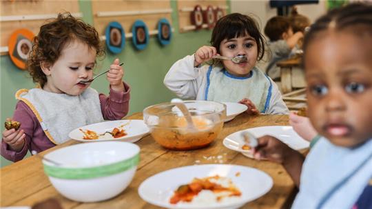 Künftig bereitet die Mittagsverpflegung ein externer Caterer zu.