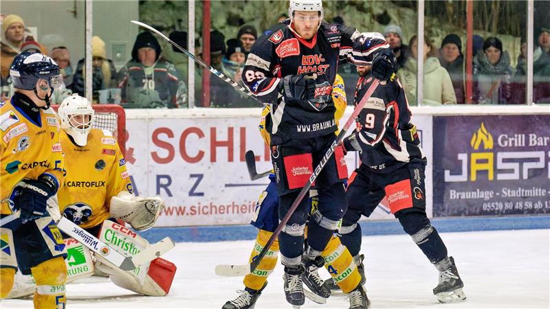 Künftig in Gelb: Andre Gerartz hebt hier noch für die Harzer Falken gegen seinen neuen Klub Adendorfer EC ab.