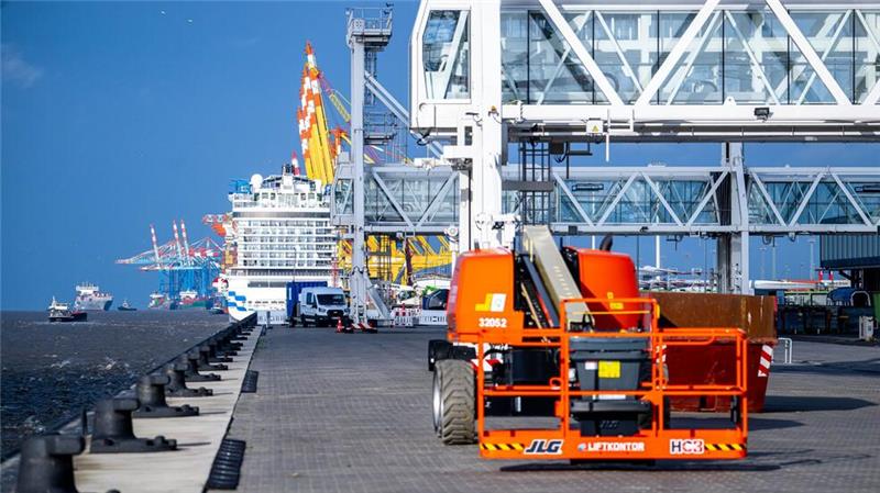 Neue Kaje für Kreuzfahrtschiffe in Bremerhaven Künftig sollen an dem Kreuzfahrtterminal rund 500.000 Passagiere pro Jahr in See stechen oder an Land kommen - fast doppelt so viele wie bisher.
