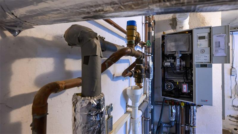 Abstimmung im Bundestag: Was sich beim Heizen jetzt ändert Künftig sollen neben einer Wärmepumpe, einem Fernwärmeanschluss, hybriden Heizungsmodellen oder einer Biomasseheizung weiterhin auch neue Gas- und Ölheizungen eingebaut werden können.