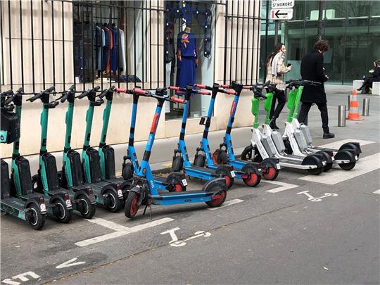 Künftig verboten: E-Scooter von drei verschiedenen Anbietern in Paris.