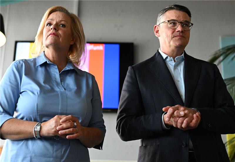 Hessen: CDU und SPD haben Koalitionsvertrag unterzeichnet Künftige Koalitionäre: Nancy Faeser (SPD) und Ministerpräsident Boris Rhein (CDU).