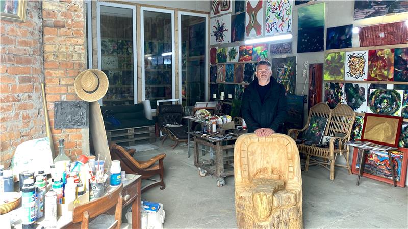 Künstler Christian Holz in seinem Atelier in der Alten Molkerei in Bettingerode, die er zur Galerie ausbauen möchte.
