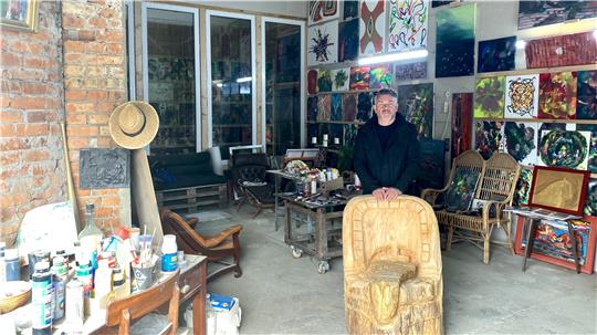 Künstler Christian Holz in seinem Atelier in der Alten Molkerei in Bettingerode, die er zur Galerie ausbauen möchte.