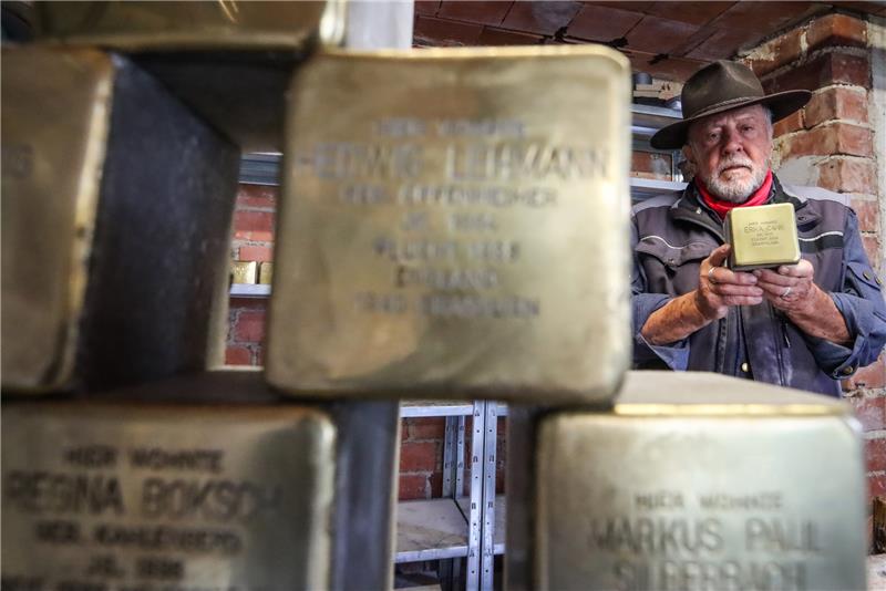 Goslar: 15 neue Stolpersteine im kommenden Jahr geplant Künstler Gunter Demnig arbeitet in seiner Werkstatt an "Stolpersteinen". Der Initiator des Projektes zur Erinnerung an Opfer des Nationalsozialismus wird am 27. Oktober 75 Jahre alt. Foto: Nadine Weigel/dpa
