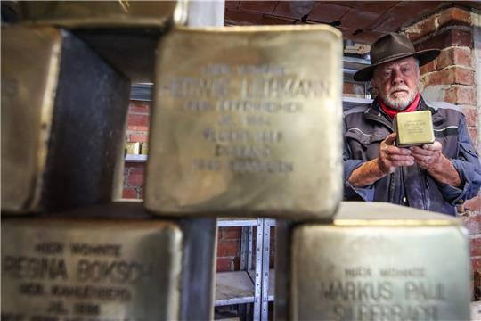 Künstler Gunter Demnig arbeitet in seiner Werkstatt an "Stolpersteinen". Der Initiator des Projektes zur Erinnerung an Opfer des Nationalsozialismus wird am 27. Oktober 75 Jahre alt. Foto: Nadine Weigel/dpa