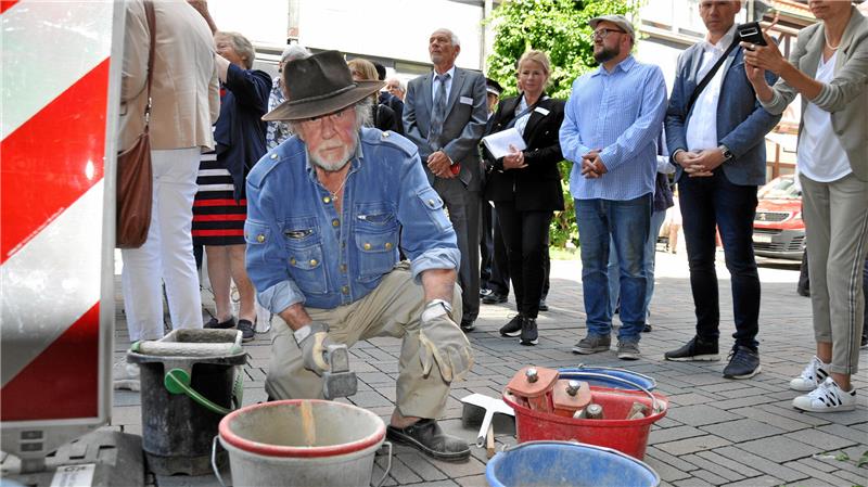 Bad Harzburger möchten Stolpersteine – erste Verlegung 2027? Künstler Gunter Demnig verlegt die Stolpersteine deutschlandweit, mittlerweile übernehmen das aber auch Mitarbeiter der Stadt.