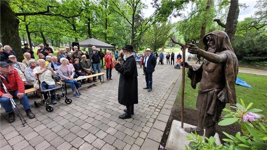 Künstler Prof. Dr. Ewald Rumpf (Mitte) berichtet, wie er die lebensgroße Rübezahl-Statue geschaffen hat. Rechts von ihm Bürgermeister Ralf Abrahms.