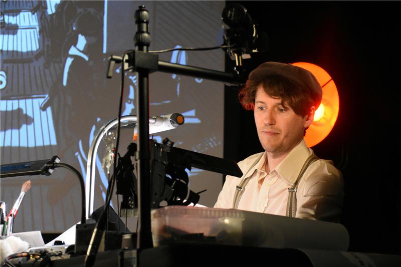 Künstler Robert Nippoldt zeichnet live. Foto: Kempfer