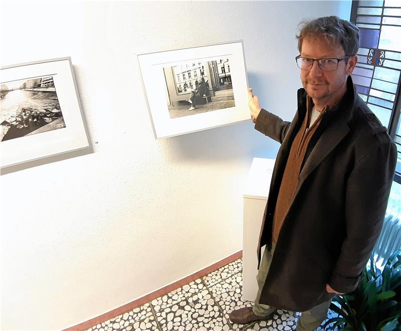 Künstler Yens Eberhardt zeigt ein Bild, auf dem Will McBride abgebildet ist. Dem Fotografen und bildenden Künstler hat Eberhardt einst assistiert. Einige Jahre verbrachten sie miteinander in Berlin, bevor Will McBride 2015 verstarb. Ein Foto des US-Amerikaners ist Teil der Eberhardt-Ausstellung im Rathaus.  Fotos: Potthast