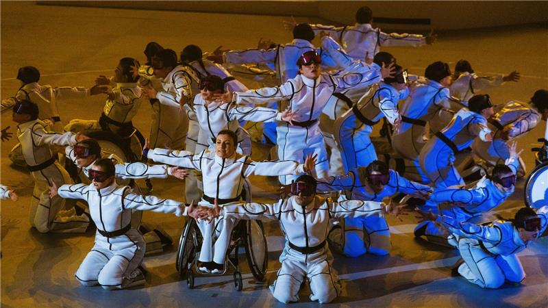 Künstler performen während der Abschlussfeier der Paralympics