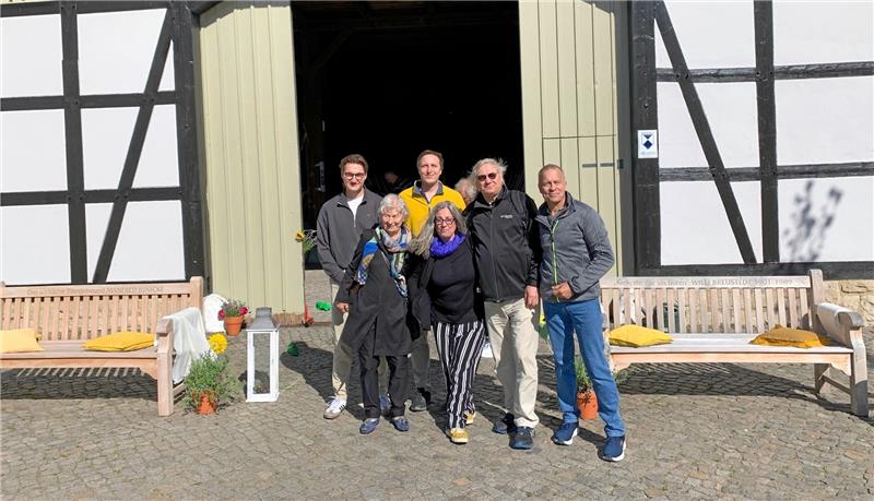 Kulturbummel führt vom Gestüt bis hinauf zum Burgberg Künstler und Initiatoren vor der Gestütsscheune (v. li.): Jasper Funhoff, Martin Wurzbacher, Richard Maschke, Jürgen Ernst, (vorn) Nina Festerling und Franziska Glombeck. Vor einigen Stationen weisen rote Schuhe auf die Kunst- und Museumsmeile hin (rundes Bild). Fotos: Peterke (2), Eggers (4), Nachtweyh (4)
