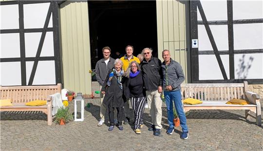 Künstler und Initiatoren vor der Gestütsscheune (v. li.): Jasper Funhoff, Martin Wurzbacher, Richard Maschke, Jürgen Ernst, (vorn) Nina Festerling und Franziska Glombeck. Vor einigen Stationen weisen rote Schuhe auf die Kunst- und Museumsmeile hin (rundes Bild). Fotos: Peterke (2), Eggers (4), Nachtweyh (4)