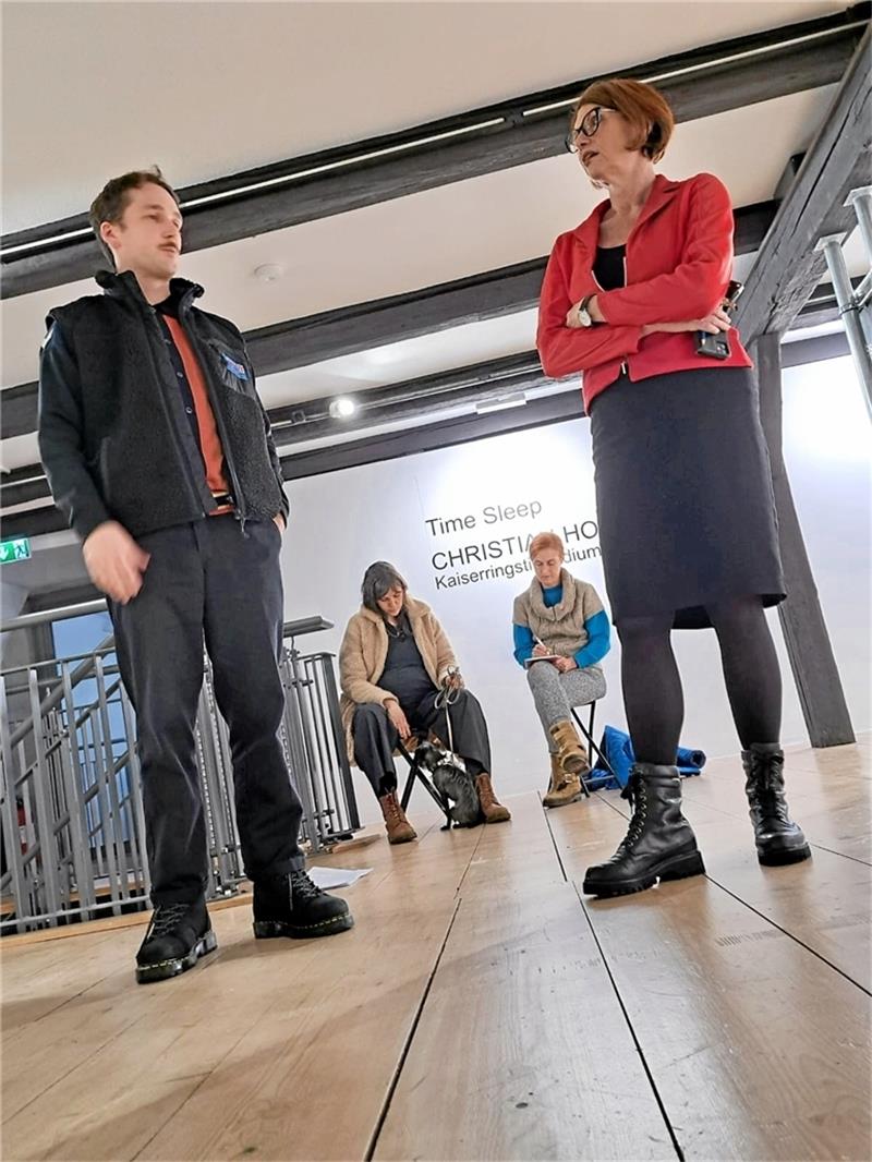 Kaiserring-Stipendiat: Künstliche Intelligenz und Inszenierung Künstlergespräch: Kaiserring-Stipendiat Christian Holze diskutiert mit Mönchehaus-Direktorin Bettina Ruhrberg über Kunst, künstliche Intelligenz, den Kunstmarkt und Urheberrechte. Holzes Ausstellung „Time sleep“ ist noch bis zum Ende des Monats im Mönchehaus zu sehen. Foto: Brummer