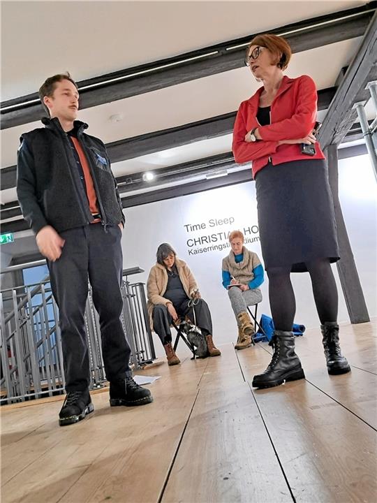 Künstlergespräch: Kaiserring-Stipendiat Christian Holze diskutiert mit Mönchehaus-Direktorin Bettina Ruhrberg über Kunst, künstliche Intelligenz, den Kunstmarkt und Urheberrechte. Holzes Ausstellung „Time sleep“ ist noch bis zum Ende des Monats im Mönchehaus zu sehen. Foto: Brummer